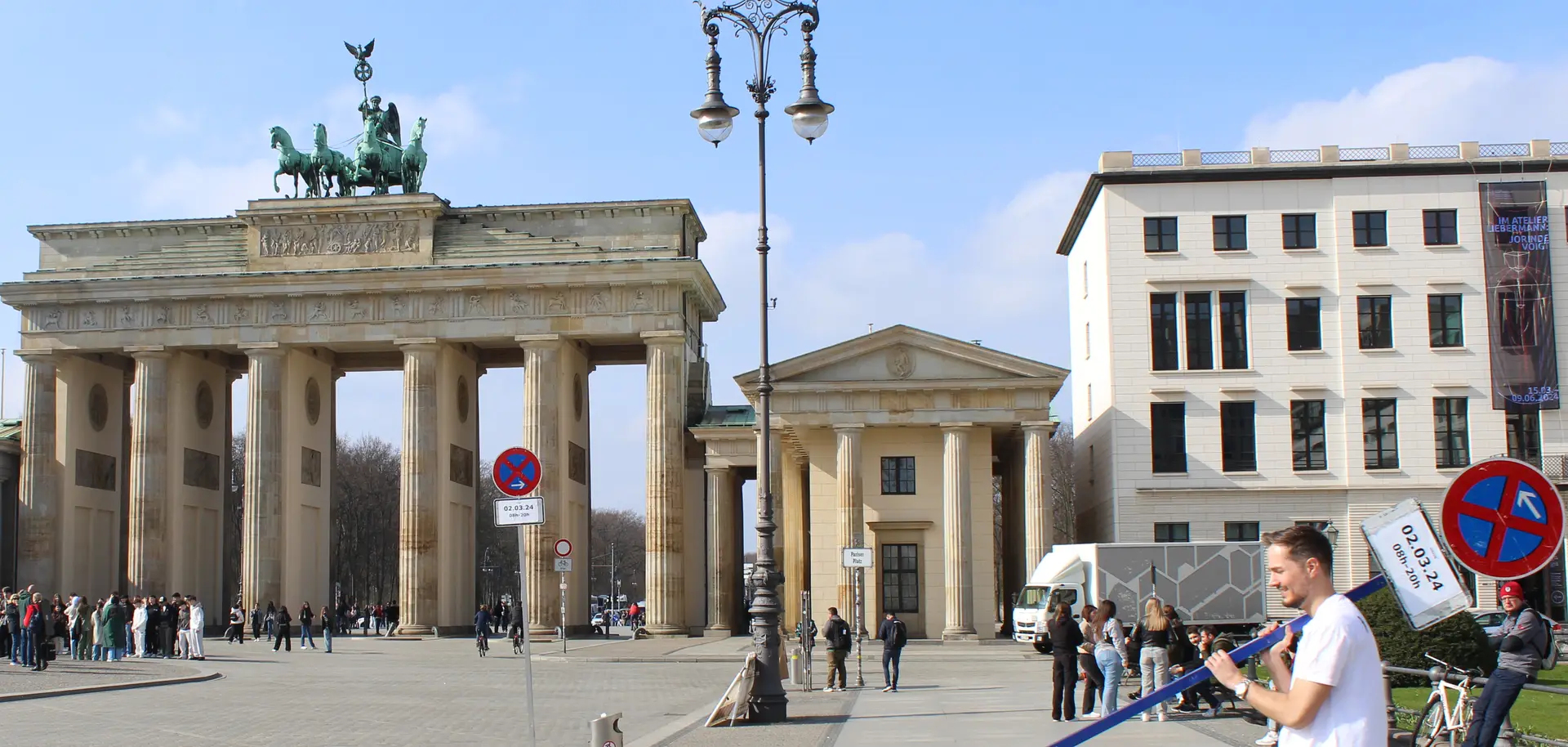 Aufbau einer Halteverbotszone vor dem Brandenburger Tor in Berlin