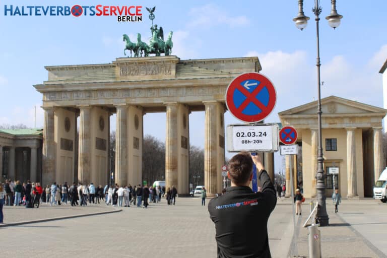 Halteverbotsschilder vor Berliner Wahrzeichen